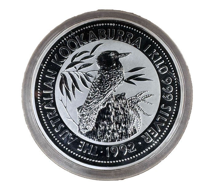 Vorderseite der 1 kg Silbermünze Kookaburra 1992 mit einem Vogel auf einem Baumstumpf.