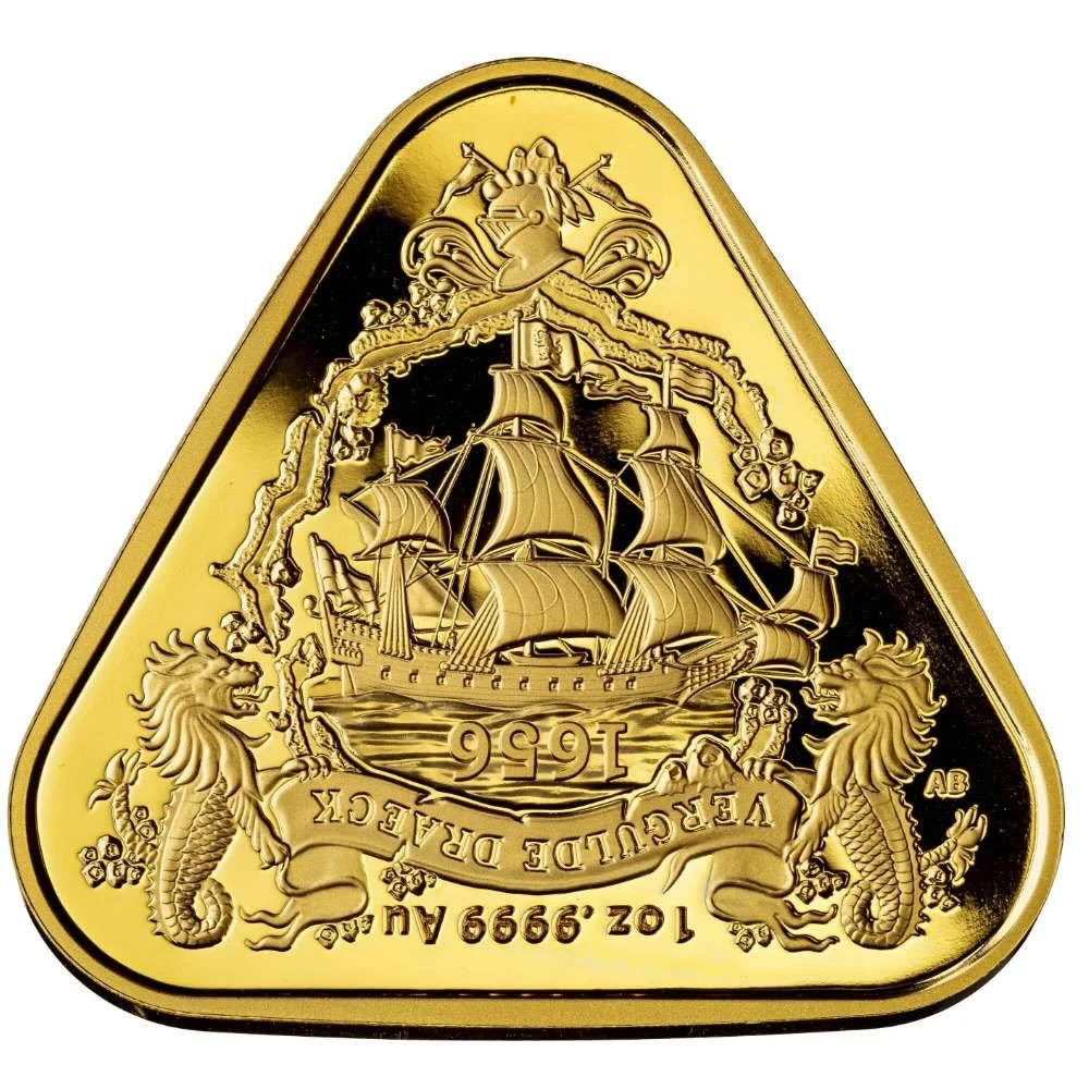 Vorderseite der dreieckigen 1 oz Goldmünze Vergulde Draeck 2020 mit sinkendem Schiff.