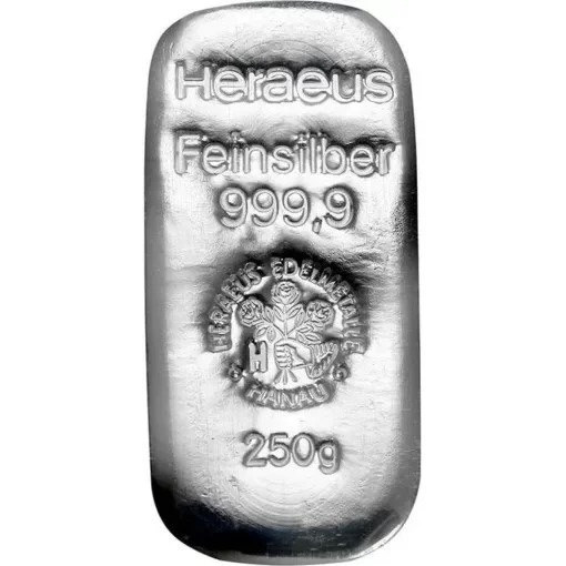 Gegossener 250g Silberbarren von Heraeus mit Herstellerlogo und Reinheitsangabe.