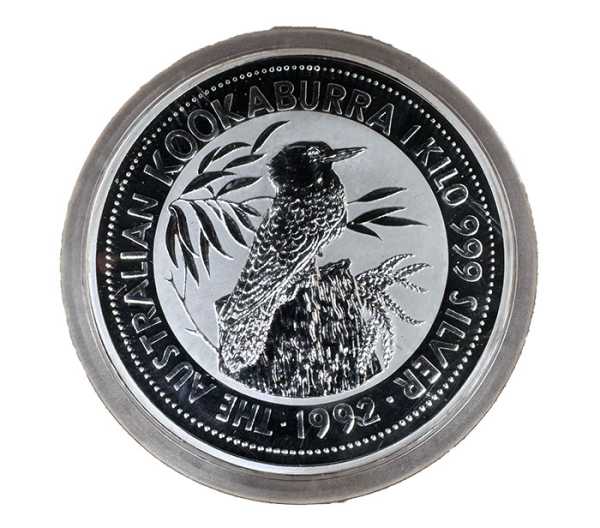 Vorderseite der 1 kg Silbermünze Kookaburra 1992 mit einem Vogel auf einem Baumstumpf.